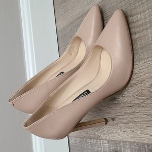 Women's Nine West nude pump size 5 1/2